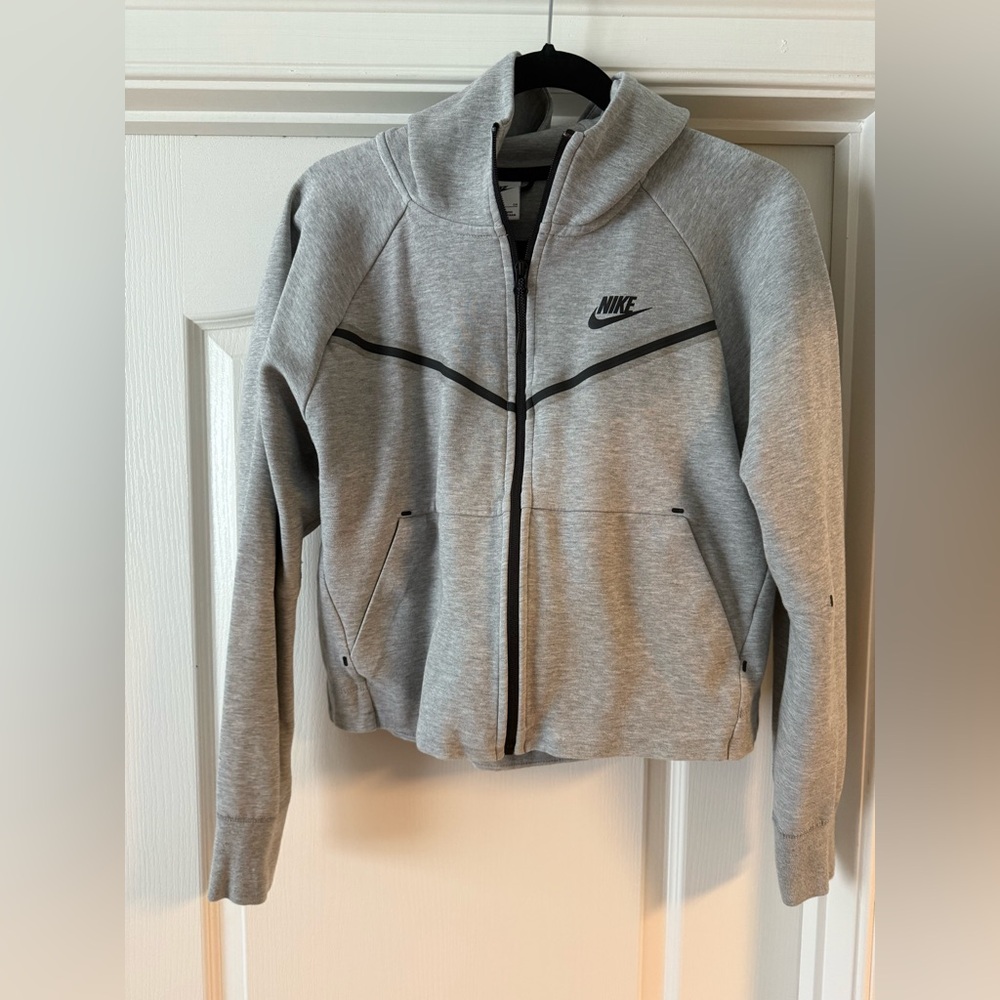 Women’s size small Nike tech